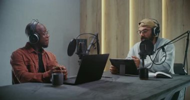 Modern Stüdyoda İki Çeşitli Adamlar Podcast Röportajı. Farklı geçmişlere sahip iki yetişkin adam hava röportajına katıldı. Kavram İşbirliği, Hikaye Anlatımı ve Dijital Medya Üretimi.