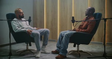 Podcast için Erkek Sözcüler Özel Kayıt Görüşmesi Koltuklarda Oturuyor. Stüdyoda çeşitli yetişkin erkek rekorları tartışması. Ayrıntılı Medya Oluşturma ve Geniş Modern Diyalog.