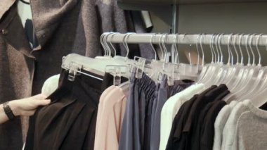 Kız için uygun bir etek bakıyor ve bluz yakın çekim