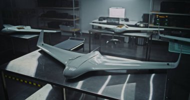 Uçan Kanat Tasarımı Üretim Masaları Üzerine Çoklu Taktik UAV. Uçan Kanat Tasarımı Endüstriyel Çevreye yerleştirilmiş birkaç İHA. Modern Aerodinamik Tasarım ve Üretime Hazırlık kavramı.