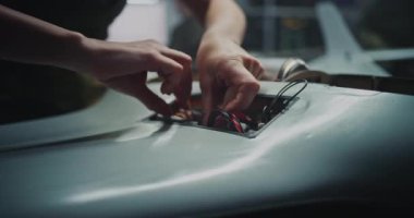 Teknisyen Ellerinin Kapanışı Kabloları Bağlayan ve Sabit Kanatlı İnsansız Hava Aracının Açık Vücuduna Elektronik Kuruluyor. Gelişmiş İnsansız Hava Aracı Mühendisliği Konsepti.