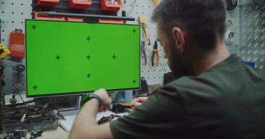 Chromakey Yer Tutucu Ekranı ile Drone üzerinde çalışan mühendis. Yeşil Ekran İzleme İşaretleri ile Görünür Mühendis Montaj Drone. Özel Yazılım, Veri veya Sanal Gerçeklik Arayüzleri.