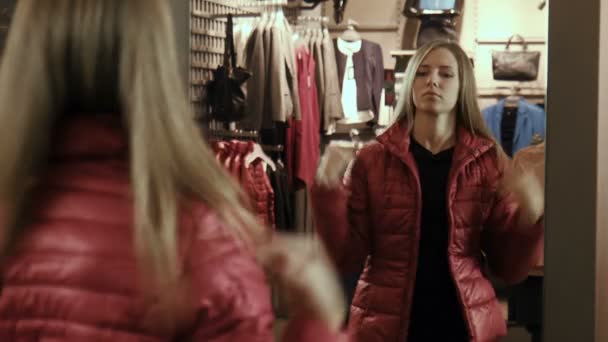 La chica se prueba una chaqueta roja — Vídeos de Stock