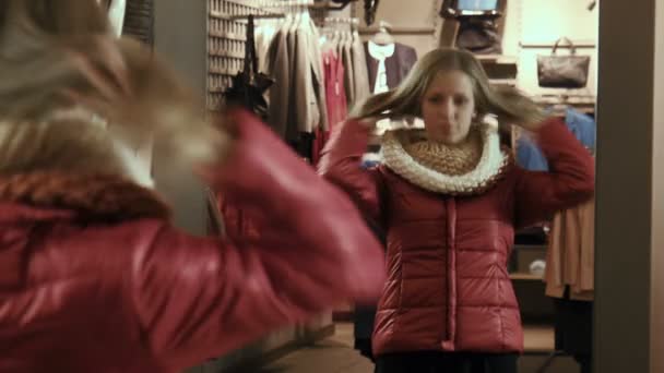 La fille essaie une veste rouge — Video