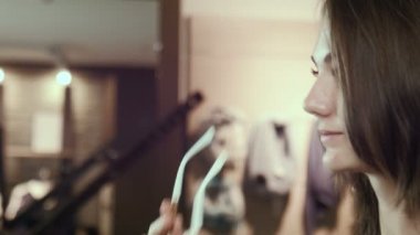 Kız güneş gözlüğü üzerinde çalışır