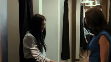 Kızlar uygun bir odada elbiseler deneyin