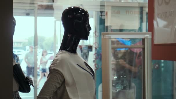 Mannequin op een show-window op een achtergrond mensen — Stockvideo