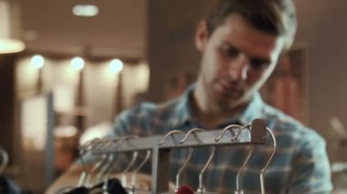 Adam için uygun giysiler görünüyor