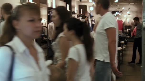 Beveiligingssysteem in de kledingwinkel — Stockvideo