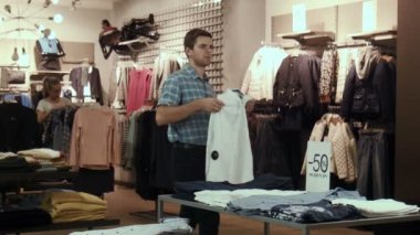 Adam bir gömlek üzerinde çalışır