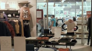 Elbise dükkanı girişine Timelapse