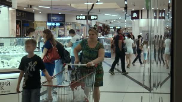 La gente que va en el centro comercial — Vídeos de Stock