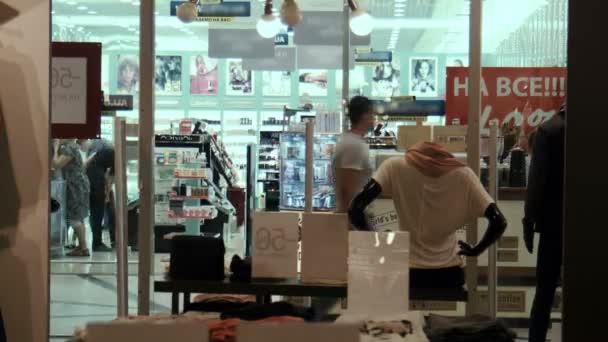 Timelapse de l'entrée d'un magasin de vêtements — Video