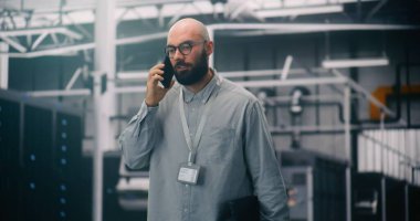 Veri Merkezi Müdürü kritik bir iş görüşmesi yapıyor. Smartphone 'da Bilgi İşlem Uzmanı Kritik İş Görüşmesi. IT Yönetiminde Konsept Müşteri İrtibatı ve Profesyonel İletişim.