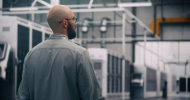 IT Uzmanı Fiziksel Sunucu Salonu Teftişi. Profesyonel Mühendis, Altyapı Ölçeği Görsel ve Fiziksel Teftişi Düzenleyerek Büyük Veri Merkezi Salonunda Bilerek Yürüyor.