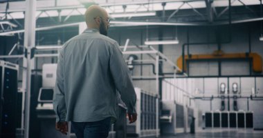 Güvenlik Gözetimi, Veri Merkezi Uzmanı Erişim ve Güvenliği İzliyor. Uzman Yürüme ve İzleme Güvenliği Parlayan Sunucu Odası 'na giriş. Veri Güvenliği ve Tesis Gözetimi Konsepti.