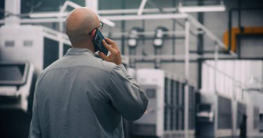 Site Monitöründe, Veri Merkezi 'ndeki Teknisyen Müdahale Uyarısı. Gözlüklü Yürüme ve Tepki Sistemi 'ndeki teknisyen cep telefonuyla alarm verdi. Mobil Yönetim ve Sorunların Hızlı Çözümlenmesi Konsepti.