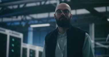 Modern Teknoloji Fabrikasında Profesyonel Yürüyüş 'e odaklanmış. Modern, Parlak Teknolojik Santralde Erkek Bilişim Uzmanı Yürüyüşleri, Yüksek Teknoloji Çalışma Alanlarının Temiz ve Çağdaş Ortamı. Portre.