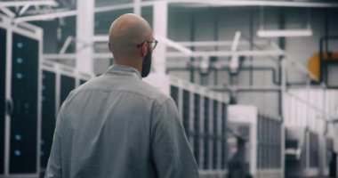 IT Uzmanı Fiziksel Sunucu Salonu Teftişi. Profesyonel Mühendis, Altyapı Ölçeği Görsel ve Fiziksel Teftişi Düzenleyerek Büyük Veri Merkezi Salonunda Bilerek Yürüyor.