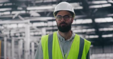 Fabrika Ustabaşı, telsizi acil iletişim için kullanıyor. Güvenli Miğferli Adam, Gürültülü Üretim Katında Acil İletişim için Telsiz kullanıyor. Açık İletişim ve Alan Gözetimi kavramını kabul et.