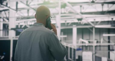 Sunucu Salonunda Sunucu Çözümleri Yöneticisi Tartışıyor. Odaklanmış Veri Merkezi Parlayan Sunucular Arasındaki Müşterilerle Profesyonel İletişim. Konsept Müşteri İrtibat, Teknik Destek. Arka Görünüm.