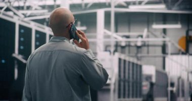 Site Monitöründe, Veri Merkezi 'ndeki Teknisyen Müdahale Uyarısı. Gözlüklü Yürüme ve Tepki Sistemi 'ndeki teknisyen cep telefonuyla alarm verdi. Mobil Yönetim ve Sorunların Hızlı Çözümlenmesi Konsepti.