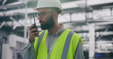 Radyo ile Endüstriyel Yönetim Mühendisi Yönetmen Ekibi. Kişisel Koruma Ekipmanları Uzmanı Büyük Endüstriyel Ayarlardaki Personel Kullanımı Radyosu 'nu Doğrudan Kullanıyor. Yönetim, Yönetmen, Ağır Sanayi.