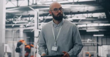 Veri Analizi, Mühendis Dijital Tabletle Altyapıyı Denetliyor. Modern Veri Merkezi 'ndeki Ciddi Erkek Bilişim Mühendisliği Denetleme Sistemleri. Veri Bütünlüğü, Profesyonel Kontrol ve Bilişim Analizi.