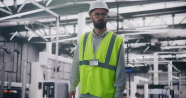 Güvenlik Yeleği Denetleme Üretim Mühendisi. Hard Hat 'ta Erkek Endüstriyel Denetleyici Bilgi İşlem Fabrikası' na Odaklanmış İnceleme Operasyonları. Endüstriyel Güvenlik, Üretim Yönetimi, Kalite Kontrolü.