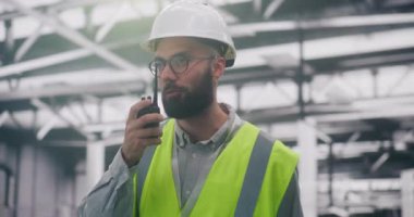 Güvenlik Uyum Denetçisi, İki Taraflı Radyo aracılığıyla koşulları bildiriyor. Tam Güvenlikli Vites Raporları 'nda odaklanmış Bölge Yöneticisi İki Yönlü Radyo Kullanarak Çalışma Koşulları. Konsept Proaktif İzleme.