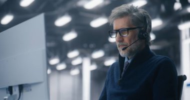 Modern High Tech Tesisindeki Video Arama Kulaklığı ve Mikrofon 'a katılan Erkek Bilgi İşlem Danışmanının Kapanışı. Uzaktan Takım Çalışması, Danışmanlık ve Veri Altyapı Planlama kavramı.