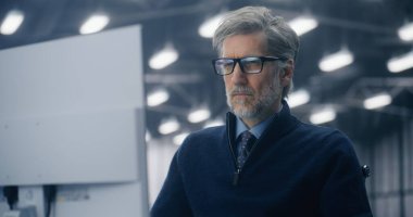 Tecrübeli Bilgi İşlem Kritik Sistemleri İzleme Müdürü. Ciddi, gri saçlı, mavi kazaklı ve kravatlı bir erkek. Görev Kritik Atılgan Sistemlerinin Liderliği ve Kontrolü.