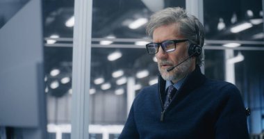 Çağrı Merkezi Kurulumunda Olgun Profesyonelliğin Kapanışı, Modern Sunucu Salonu 'nda, Kulaklıkla Kritik Teknik Sorunlara Cevap Veriliyor. Konsept 24 Yedinci Destek ve Operasyonel Hazırlık.