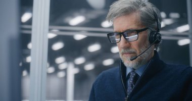 Çağrı Merkezi Kurulumunda Olgun Profesyonelliğin Kapanışı, Modern Sunucu Salonu 'nda, Kulaklıkla Kritik Teknik Sorunlara Cevap Veriliyor. Konsept 24 Yedinci Destek ve Operasyonel Hazırlık.