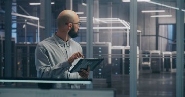 Site Koordinasyonunda, Bilgi İşlem Uzmanı Tablet kullanarak Rack Statüsünü Tanılıyor. Mobil Tablet Aygıtı kullanarak odaklanmış IT Professional Diagnoses Sunucu Rafı Durumu. Koordinasyon ve Sitede Sorun Çıkarma.