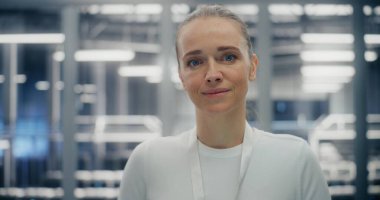 Güvenli ve Yapılandırılmış Veri Tesisi 'nde çalışan Kendine Güvenen Kadın' ın kapanışı. Kadın İfadesi Dostça ama Profesyonel. Teknik Yeterlilik ve Güvenilir Altyapı. Portre.