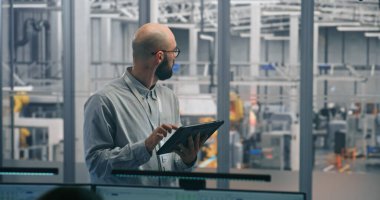 Teknik Uzman, Masa Gözlemcisi Statüsü ve Otomatik Fabrika Temiz, Modern Endüstriyel Sanayi Makinesi Performansı. Mobil Teşhis ve Alan Süreç İyimserleştirmesi Konsepti.