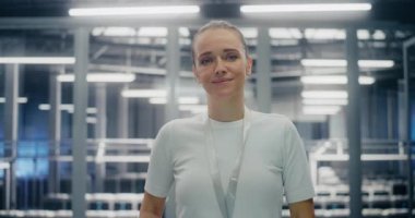 Bilişim Altyapısı Profesyoneli, adanmış mühendis içten gülümsüyor. Geniş Ölçekli Sunucu Odasında Duran Kadın. Yüksek Teknoloji Kurumsal Çevrede Cinsiyet Çeşitliliği ve Başarı kavramı. Portre.