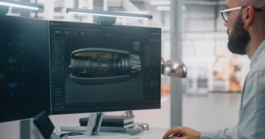 Mühendisler kompleks motor modelini monitörde analiz ediyorlar. Erkek ve Kadın Mühendislik Ekibi Büyük Monitör Üzerine İşbirliği Yapıyor. Mekanik Bölümün Üç Boyutlu Modelini Ayrıntılı Görüntülüyor. Ortak 3B Tasarım Konsepti.