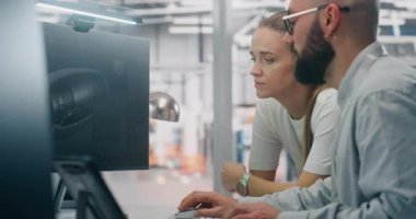 Uzmanlar Üretim Özelliklerini Tartışıyor. İki Teknik Uzman Bilgisayar Ekranında Kompleks Teknik Modelleri Derinden İnceleme Yapıyor. Kritik Sorun Çözme.