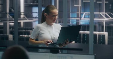 Deneyimli Kadın Mühendis Taşınabilir PC Çalıştırma Tanılama Ölçülerini Parlak, Güvenli Veri Merkezi Ortamı 'nda kullanır. Site sorunları, bilişim uzmanlığı ve Altyapı Bütünlüğü Konsepti.