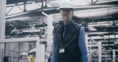 Otomatik Yapım Yöneticisi. Mobil Gear Yürüyüşleri ve Monitörlerinde Profesyonel Yönetici Modern Fabrika Katında Otomatik Üretim. Mobil Endüstriyel Kontrol ve Otomasyon Konsepti.