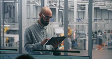 Teknik Uzman, Masa Gözlemcisi Statüsü ve Otomatik Fabrika Temiz, Modern Endüstriyel Sanayi Makinesi Performansı. Mobil Teşhis ve Alan Süreç İyimserleştirmesi Konsepti.