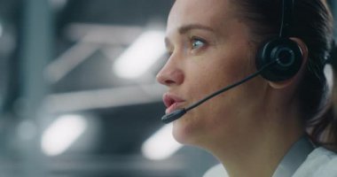 Gerçek zamanlı sistem alarmlarına yanıt veren kadın teknisyenlerin kapatılması, Veri Merkezi 'ndeki konsolda iletişim kulaklığı. Kritik Olay Yönetimi ve Hızlı Tepki Konsepti.