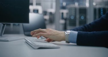 Uzaktan kumandayı kapat, Odaklanmış Mühendis Denetleme Sistemleri Dijital Kontrol Paneli ile. Yüksek Teknoloji Tesisindeki Klavye Kullanımı Kompleks Sistemleri Denetliyor. Uzaktan İzleme ve Mühendislik Gözetimi.