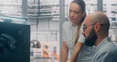 Mühendislik Ekibi Gelişmiş Ürün Simülasyonu üzerinde çalışıyor. Kadın ve Erkek, Yüksek Çözünürlük Monitöründe Ayrıntılar Üzerinde İşbirliğiyle Çalışıyor. Yenilik, Cinsiyet Çeşitliliği, Teknik İşbirliği.