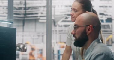 Dijital İkizler için Çoklu Ekran Çalışma İstasyonunu kullanan Uzman Ekibi. Genç Teknisyenler Çoklu Ekran Kurulumunda Robot Ekipmanı Analiz Ediyor, Dijital İkiz İşlemleri İyimser Oluyor.