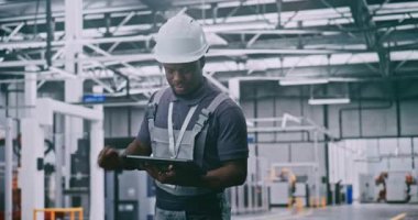 Tam Otomatik Üretim Salonundaki Robotları denetlerken Endüstriyel Erkek İşçi Uzaktan Denetim Sistemi. Gelişmiş Üretim, Akıllı Sanayi, Modern Fabrika Ortamı.