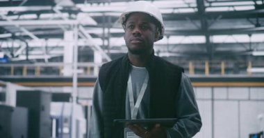 Güvenlik ve Kontrol, Koruyucu Sert Şapka Denetleme Sistemi Temiz Tablet, Endüstri 4.0 Üretim Tesisi 'nde Teknik Denetleyici. Güvenlik Protokolleri ve Mobil Teknoloji Entegrasyonu.