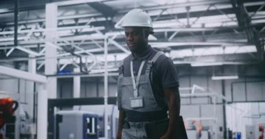 Yüksek Teknoloji Üretim Tesisinde Yürüyen, Tablet Kontrol Üretim Verileri, Değerlendirme Makineleri Performansı ve Otomatik Endüstriyel Operasyonları Denetleme.